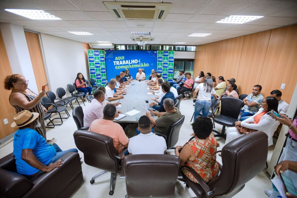 Prefeito e vereadores se reúnem com comissão de barraqueiros da Costa de Camaçari