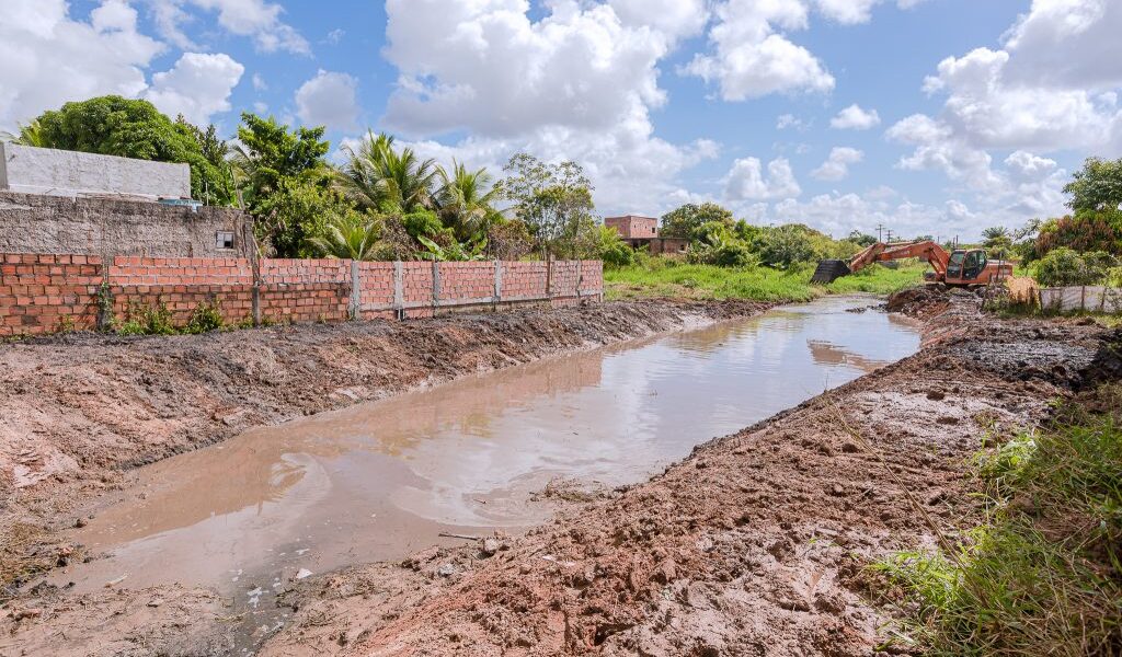 prefeitura-executa-acao-de-limpeza-de-canais-em-mais-duas-localidades-da-sede