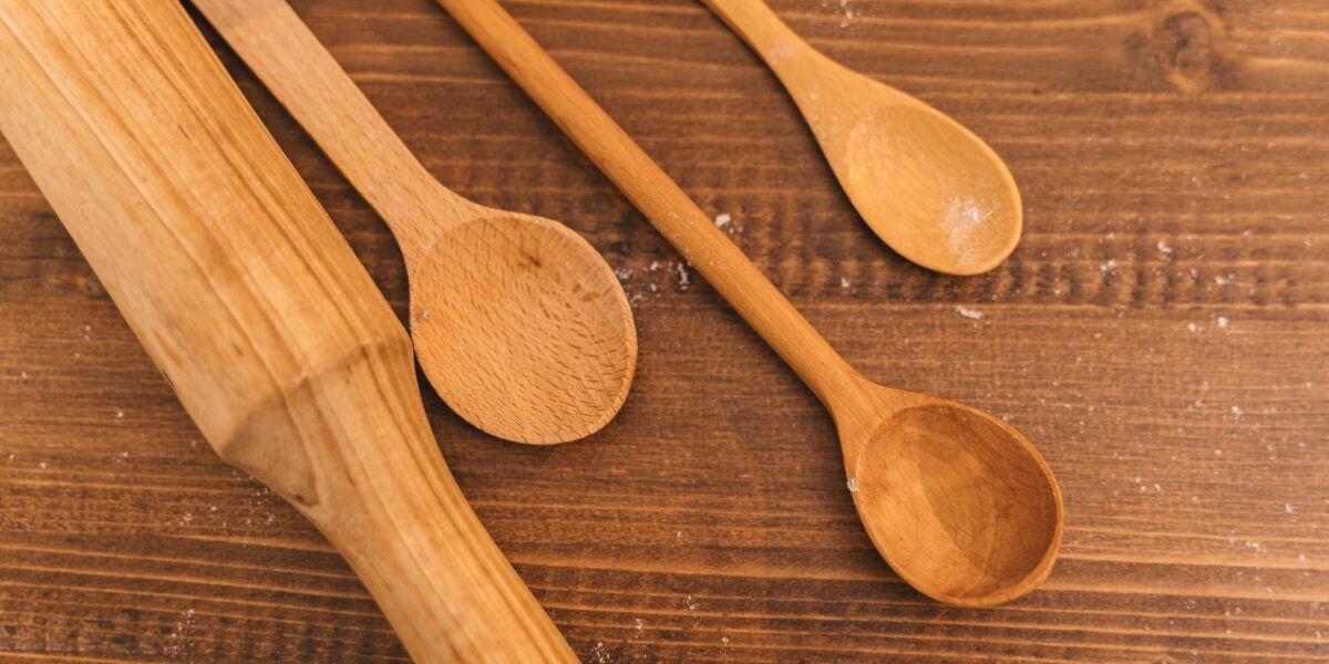 anvisa-desaconselha-uso-de-colher-de-pau-para-o-preparo-de-alimentos