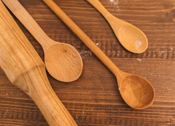 anvisa-desaconselha-uso-de-colher-de-pau-para-o-preparo-de-alimentos