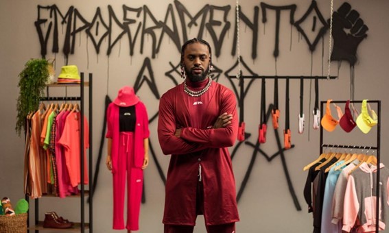 Sucesso com marca de moda afrourbana, designer incentiva empreendedorismo na periferia
