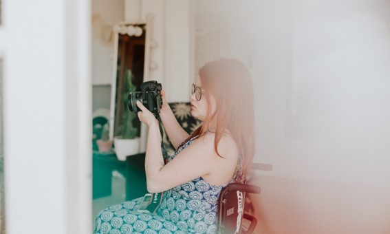 Consolidada no mercado, fotógrafa cadeirante luta por mais inclusão: “Quero muitos comigo, voando”