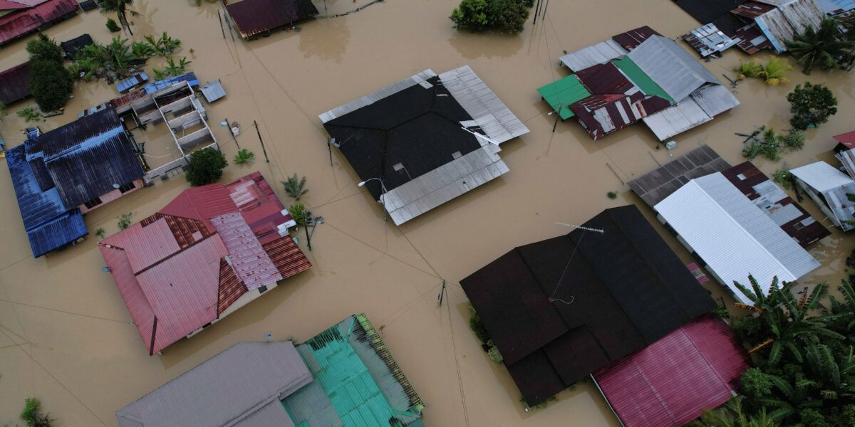 inundacoes-no-sul-da-malasia-obrigam-40.000-pessoas-a-deixarem-casas