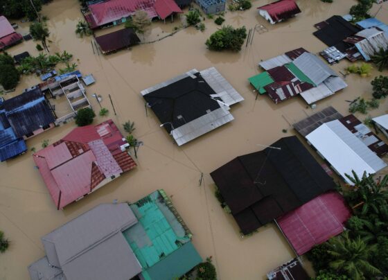 inundacoes-no-sul-da-malasia-obrigam-40.000-pessoas-a-deixarem-casas
