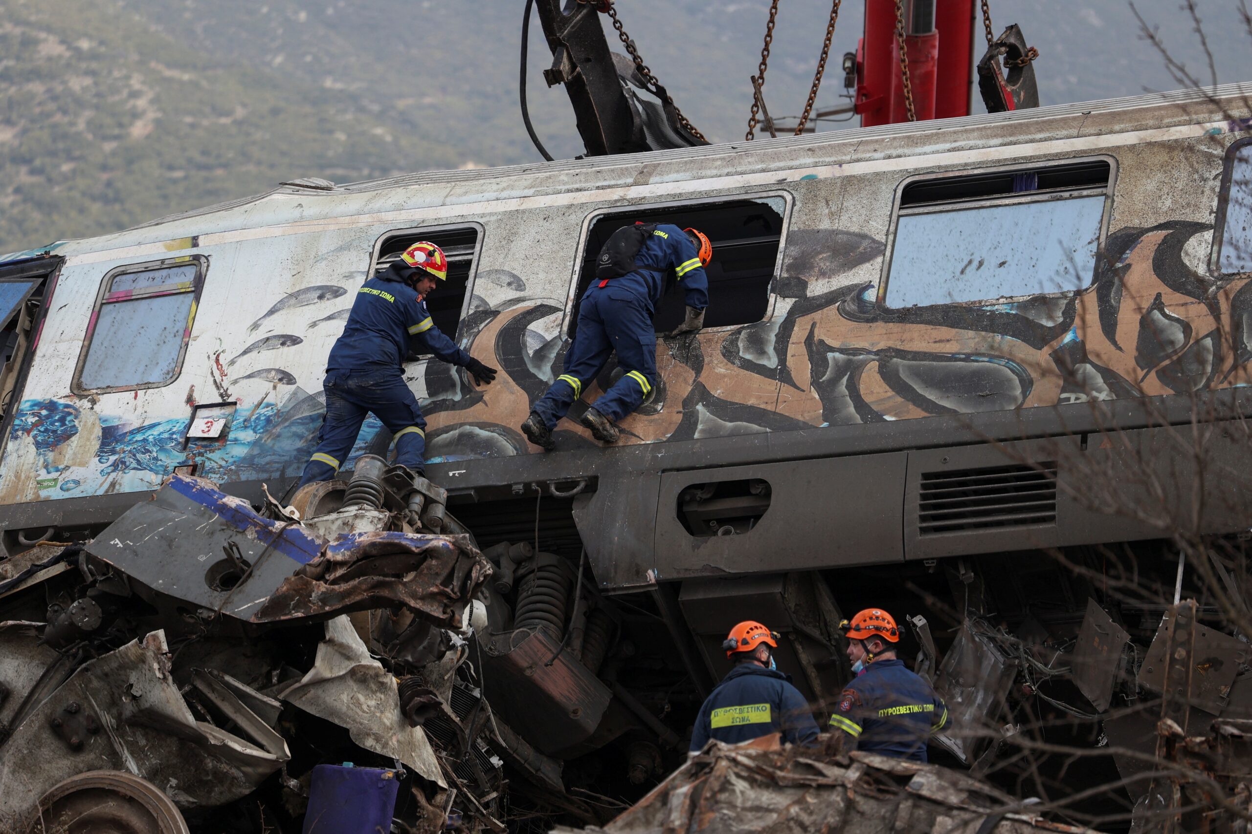 Grécia encerrará buscas no local de acidente de trem; número de mortos sobe para 57