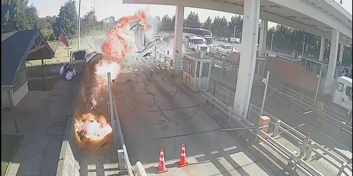 motorista-morre-apos-bater-em-alta-velocidade-contra-pedagio-no-chile;-veja-video