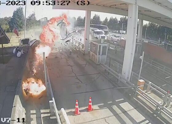 motorista-morre-apos-bater-em-alta-velocidade-contra-pedagio-no-chile;-veja-video