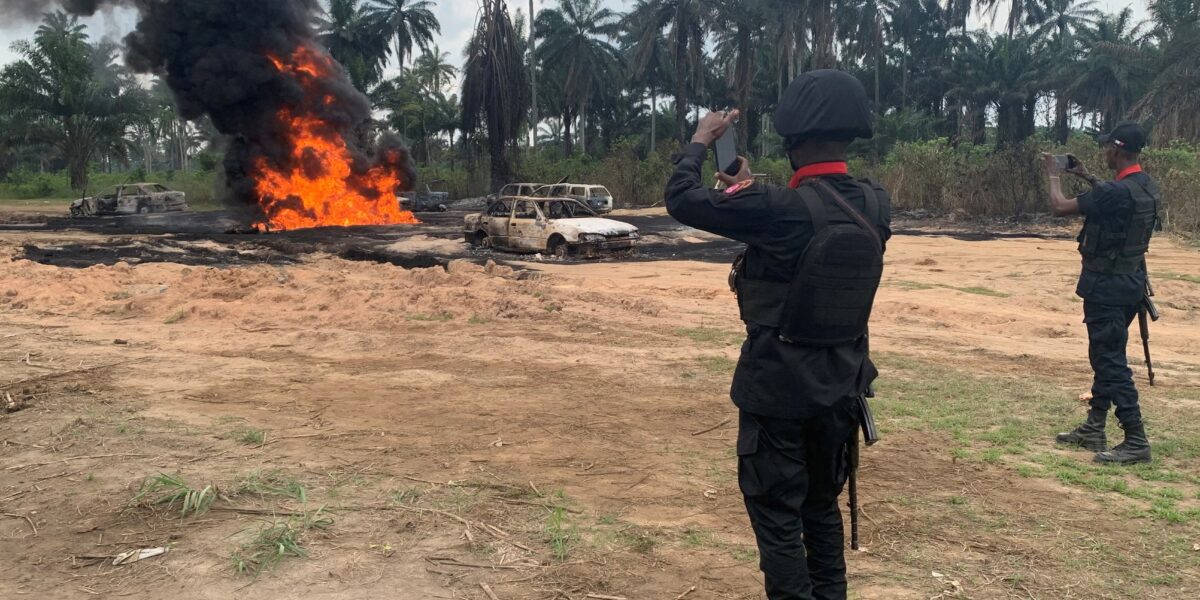 explosao-em-oleoduto-cria-um-‘buraco-de-fogo’-e-deixa-12-mortos-na-nigeria