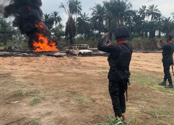 explosao-em-oleoduto-cria-um-‘buraco-de-fogo’-e-deixa-12-mortos-na-nigeria