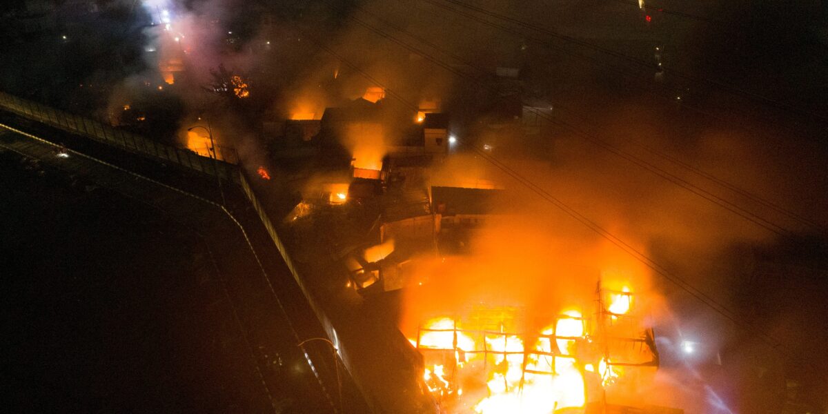 incendio-em-deposito-de-combustivel-atinge-casas-e-mata-17-pessoas-na-indonesia