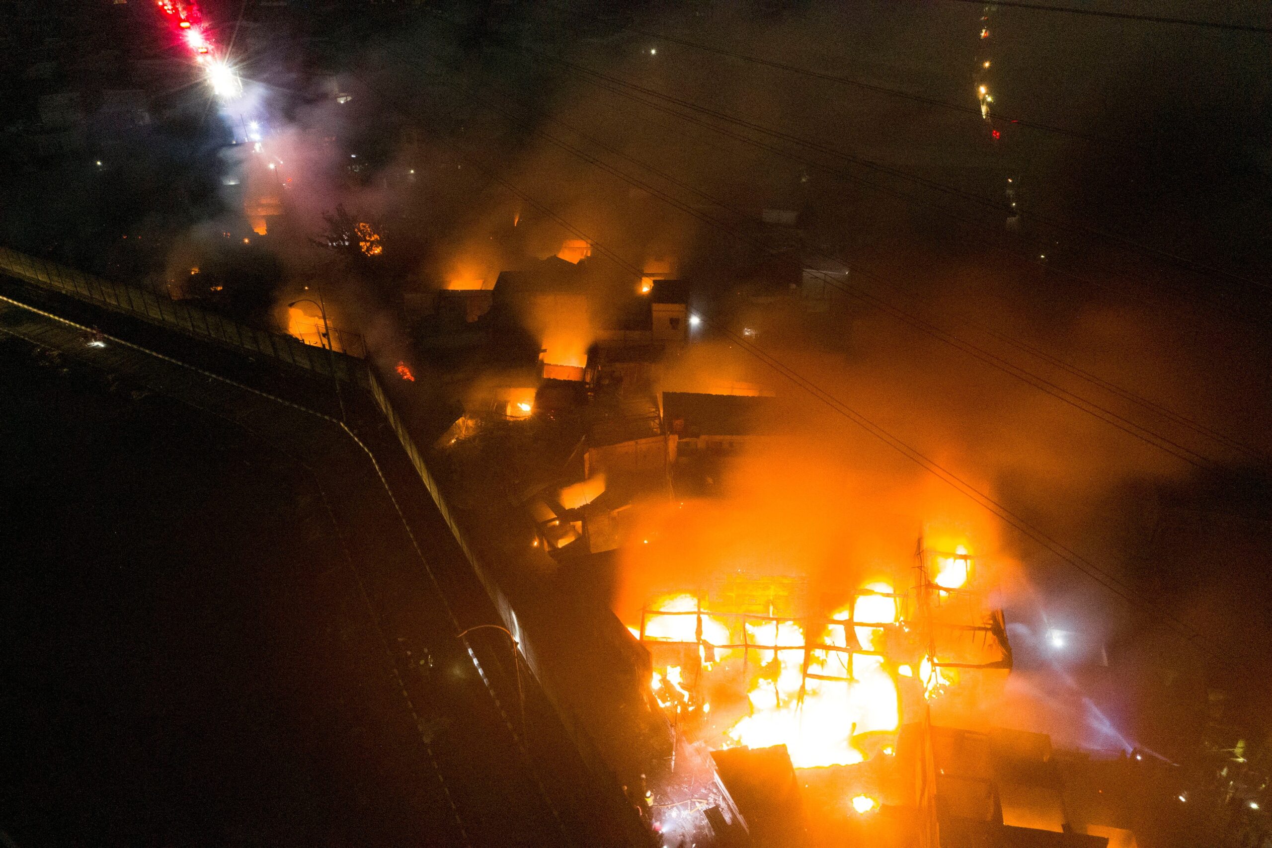 Incêndio em depósito de combustível atinge casas e mata 17 pessoas na Indonésia