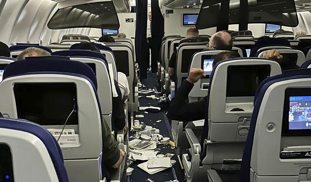 voo-da-lufthansa-tem-queda-de-altitude-e-deixa-sete-feridos-nos-eua;-veja-imagens