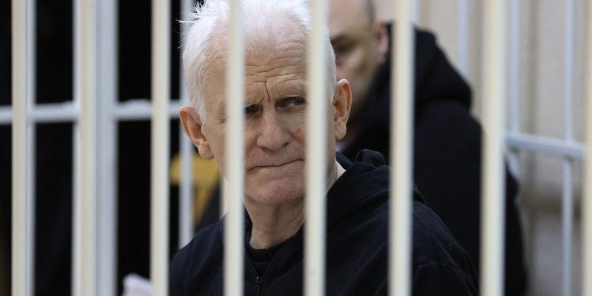 tribunal-de-belarus-condena-vencedor-do-nobel-da-paz-a-10-anos-de-prisao