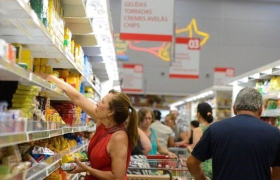 ‘salgadinho-e-mais-barato-que-fruta’:-subsidiados-no-brasil,-ultraprocessados-causam-57-mil-mortes-no-pais,-diz-estudo