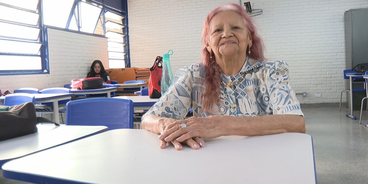 ‘vovo-estudante’:-aposentada-de-88-anos-e-considerada-a-aluna-mais-velha-do-ensino-basico-em-brasilia
