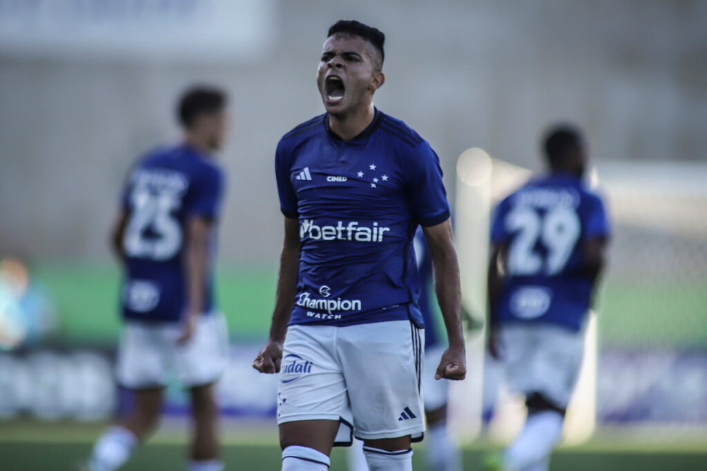 Cruzeiro vacila mas é salvo por rival e avança à semifinal do Mineiro