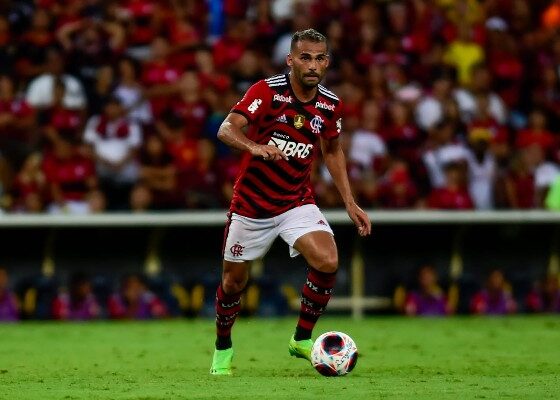vitor-pereira-fixa-thiago-maia-como-terceiro-zagueiro-para-flamengo-x-vasco
