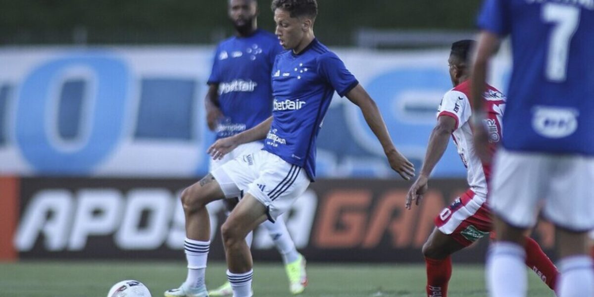 cruzeiro-fica-no-empate-com-democrata-sl,-mas-se-classifica-para-semifinal-do-mineiro