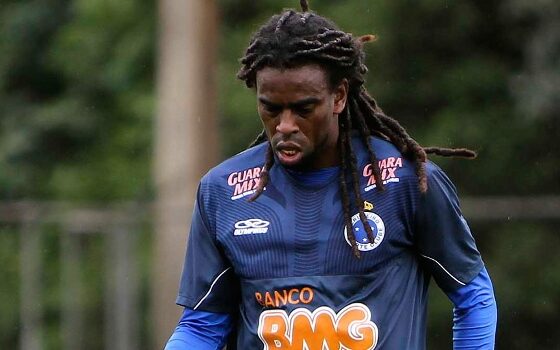 tinga:-idolo-do-cruzeiro-volta-ao-esporte