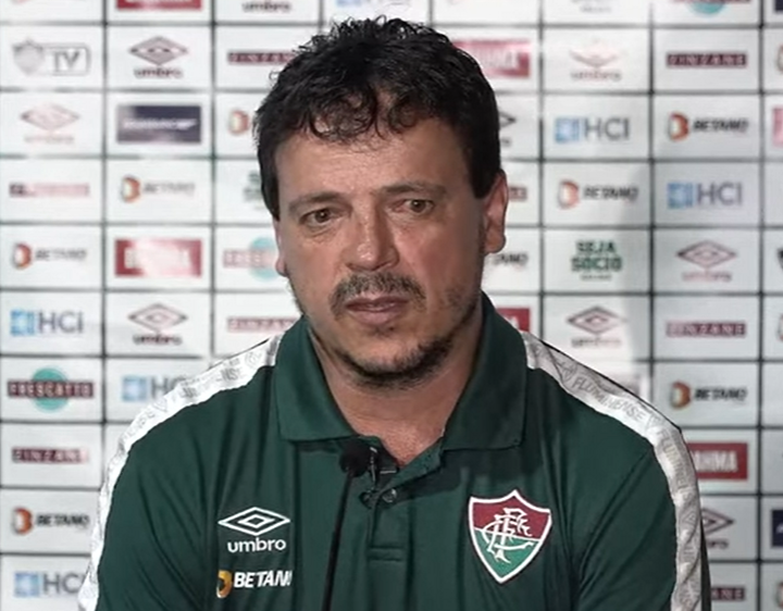 Fernando Diniz explica opção por manter Alexsander na lateral