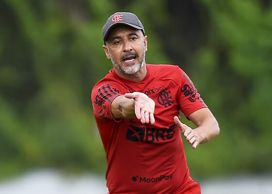 com-desfalque-de-pedro,-vitor-pereira-esboca-escalacao-do-flamengo-para-jogo-contra-vasco