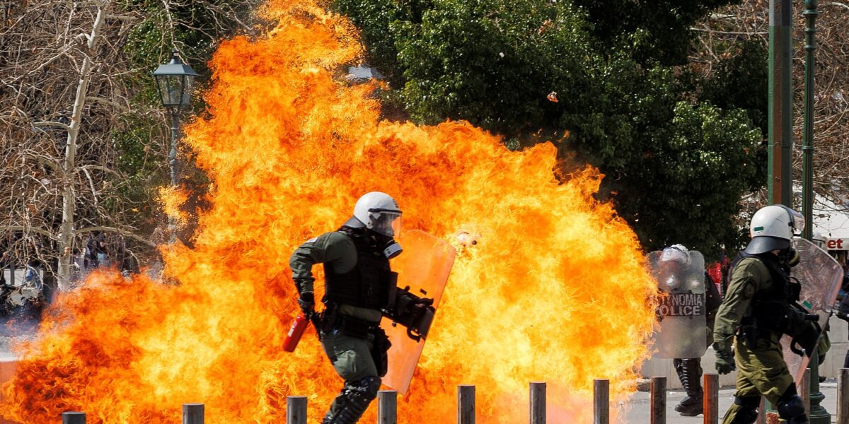 manifestantes-e-policiais-entram-em-confronto-em-atenas-apos-acidente-de-trem