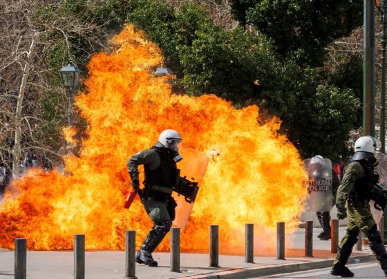 manifestantes-e-policiais-entram-em-confronto-em-atenas-apos-acidente-de-trem