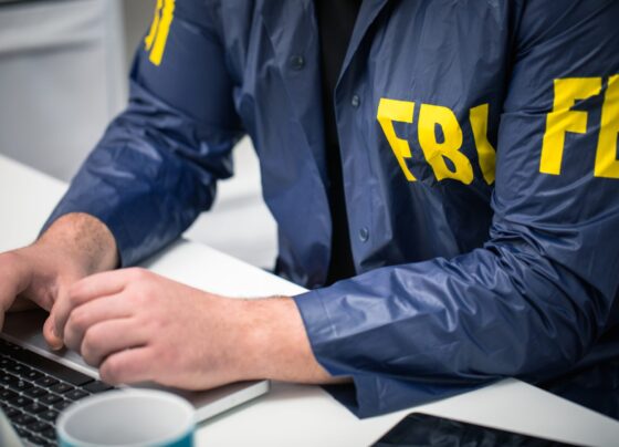 fim-do-misterio:-diretor-do-fbi-diz-se-pandemia-teve-inicio-no-laboratorio-de-wuhan