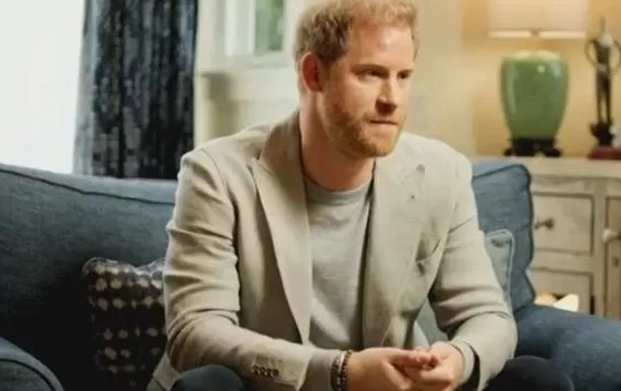 ‘sempre-me-senti-diferente-do-resto-da-familia’,-diz-principe-harry