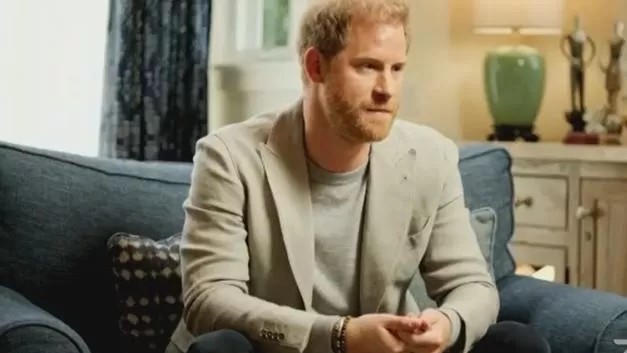 ‘Sempre me senti diferente do resto da família’, diz príncipe Harry