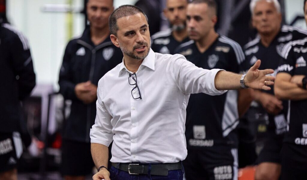 rodrigo-caetano-desmente-boatos-sobre-confusao-no-vestiario-do-galo
