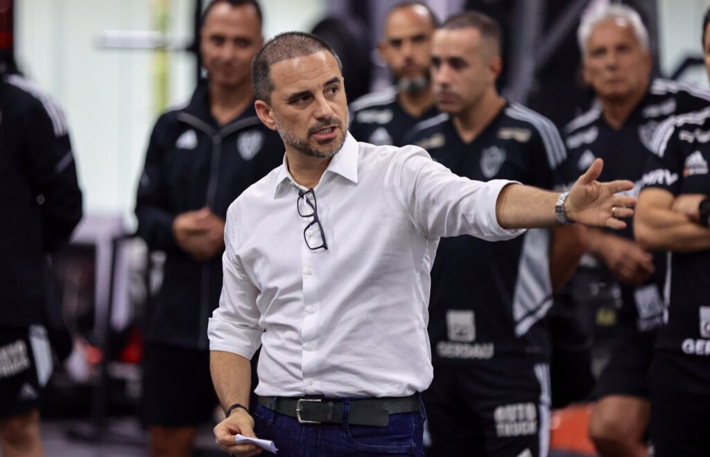 Rodrigo Caetano desmente boatos sobre confusão no vestiário do Galo