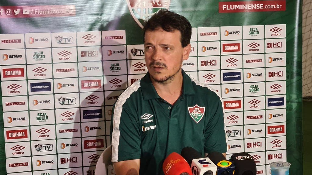 Após ter nome gritado pela torcida, Diniz exalta ligação forte com o Fluminense