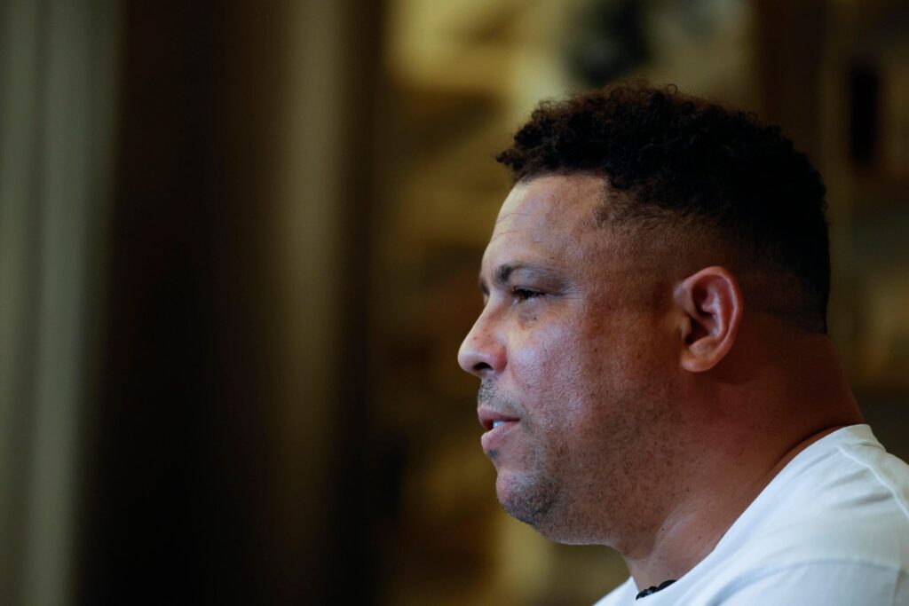 Torcida do Cruzeiro não se aguenta e desce a lenha em Ronaldo