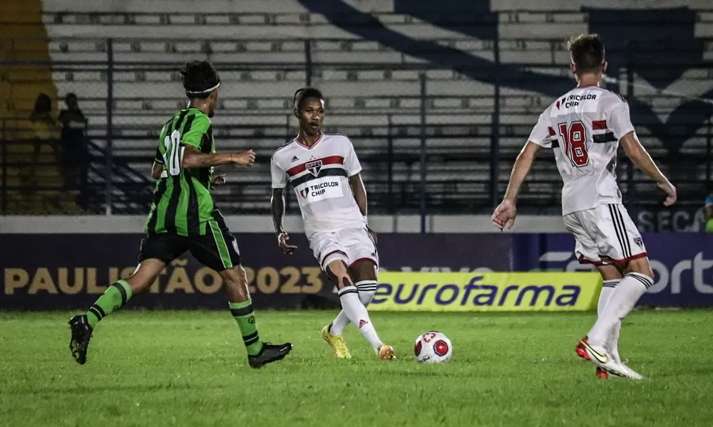 atacante-do-sao-paulo-surpreende-e-acaba-virando-zagueiro