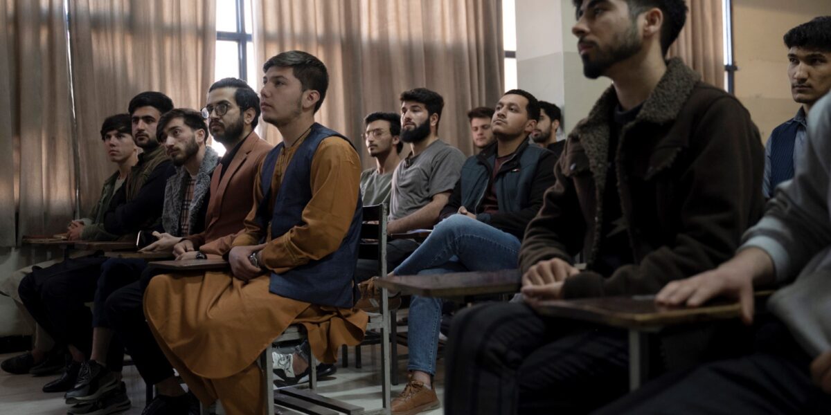 afeganistao-retoma-aulas-em-universidades,-sem-mulheres