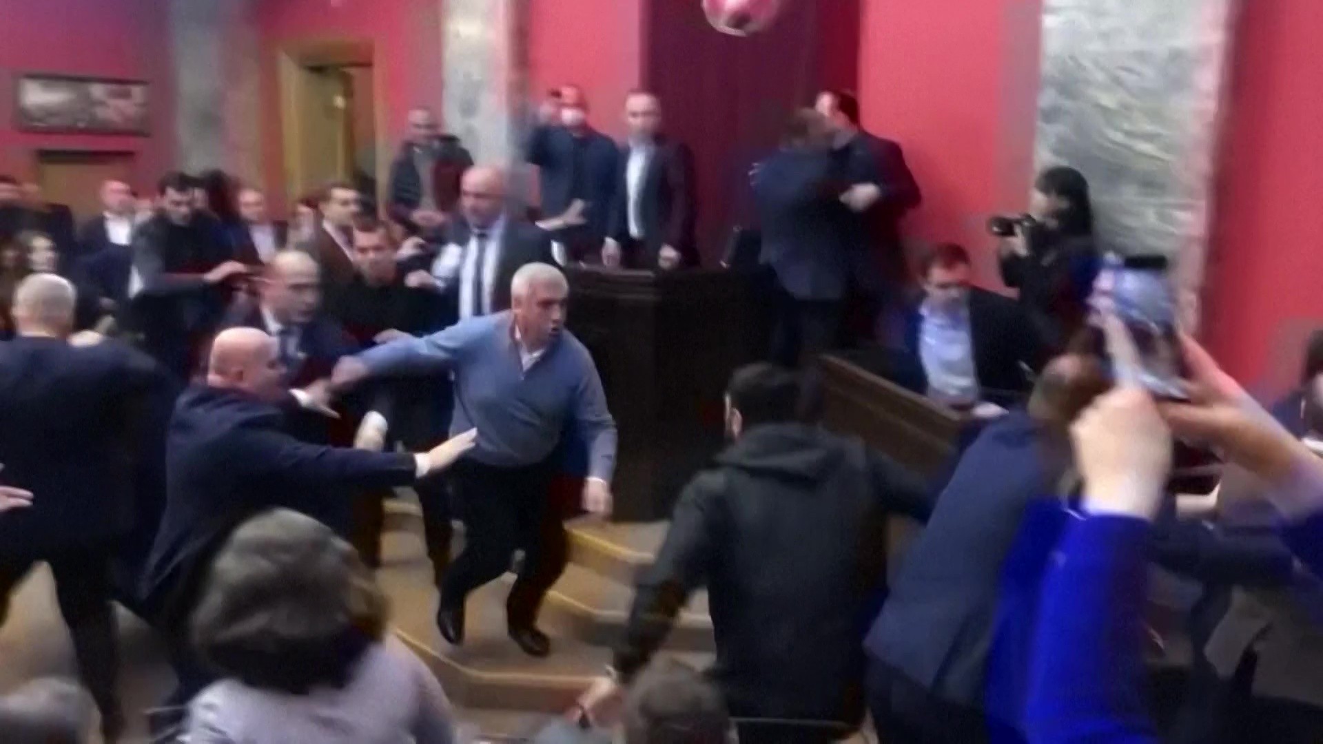 Parlamentares da Geórgia trocam socos em sessão sobre lei ‘inspirada na Rússia’; veja vídeo
