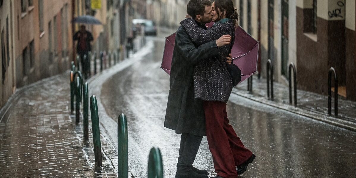 amor-ao-primeiro-beijo-|-critica:-romance-segue-a-cartilha-e-entrega-um-filme-leve-e-descompromissado