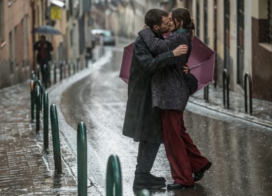 amor-ao-primeiro-beijo-|-critica:-romance-segue-a-cartilha-e-entrega-um-filme-leve-e-descompromissado