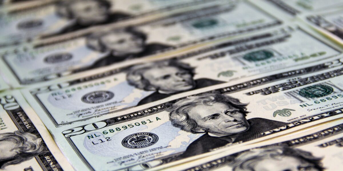 dolar-oscila-nesta-terca-feira,-a-espera-do-discurso-de-powell