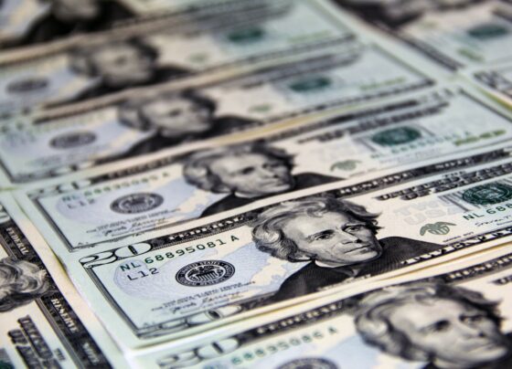 dolar-oscila-nesta-terca-feira,-a-espera-do-discurso-de-powell