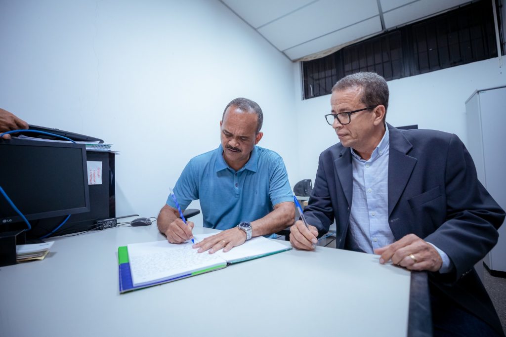 Prefeito Elinaldo empossa André Anilton como novo secretário da Secad