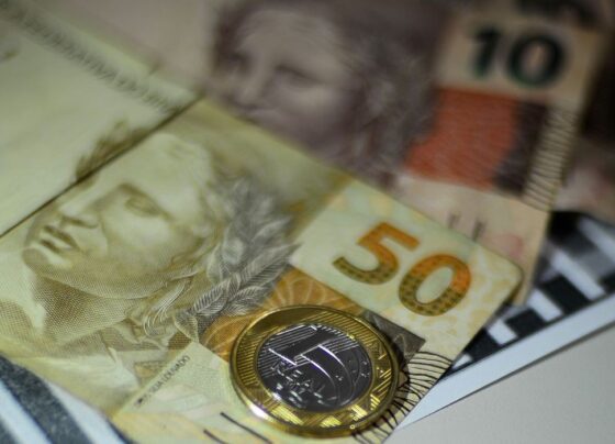 ‘dinheiro-esquecido’:-fila-de-2-horas-para-fazer-saques-gera-memes-nas-redes-sociais