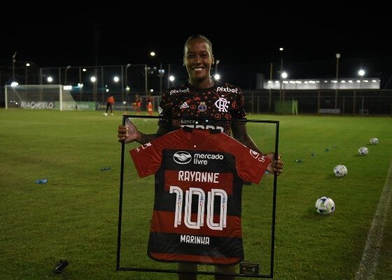 lateral-do-flamengo-recebe-homenagem-por-marca-de-100-jogos-realizados