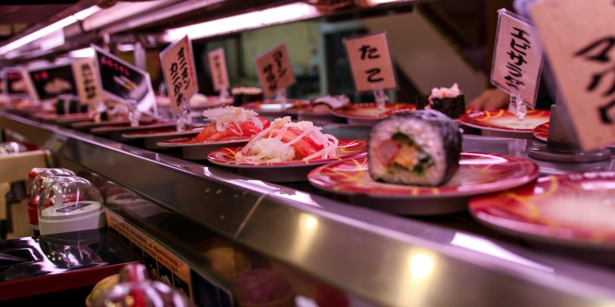 restaurantes-de-esteira-rolante-no-japao-param-devido-ao-‘terrorismo-do-sushi’