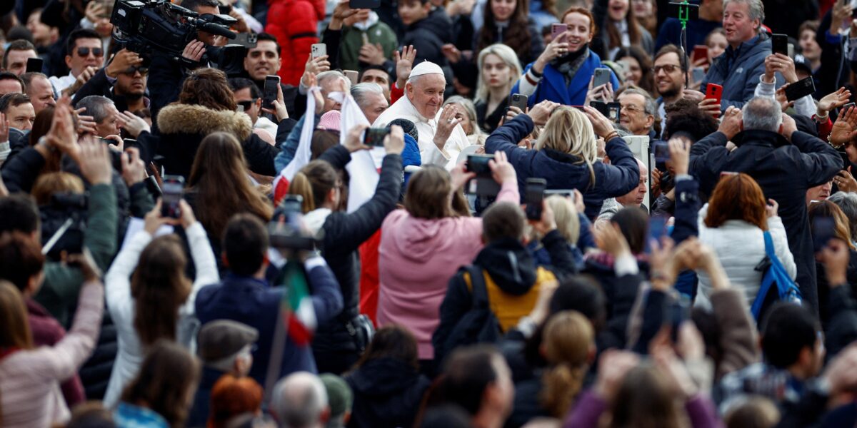 papa-defende-igualdade-para-mulheres,-mas-descarta-sacerdocio-feminino