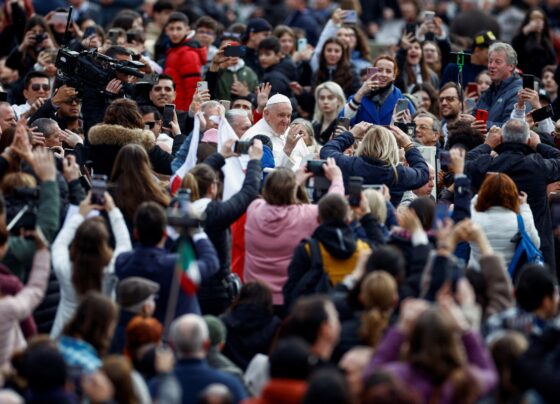 papa-defende-igualdade-para-mulheres,-mas-descarta-sacerdocio-feminino