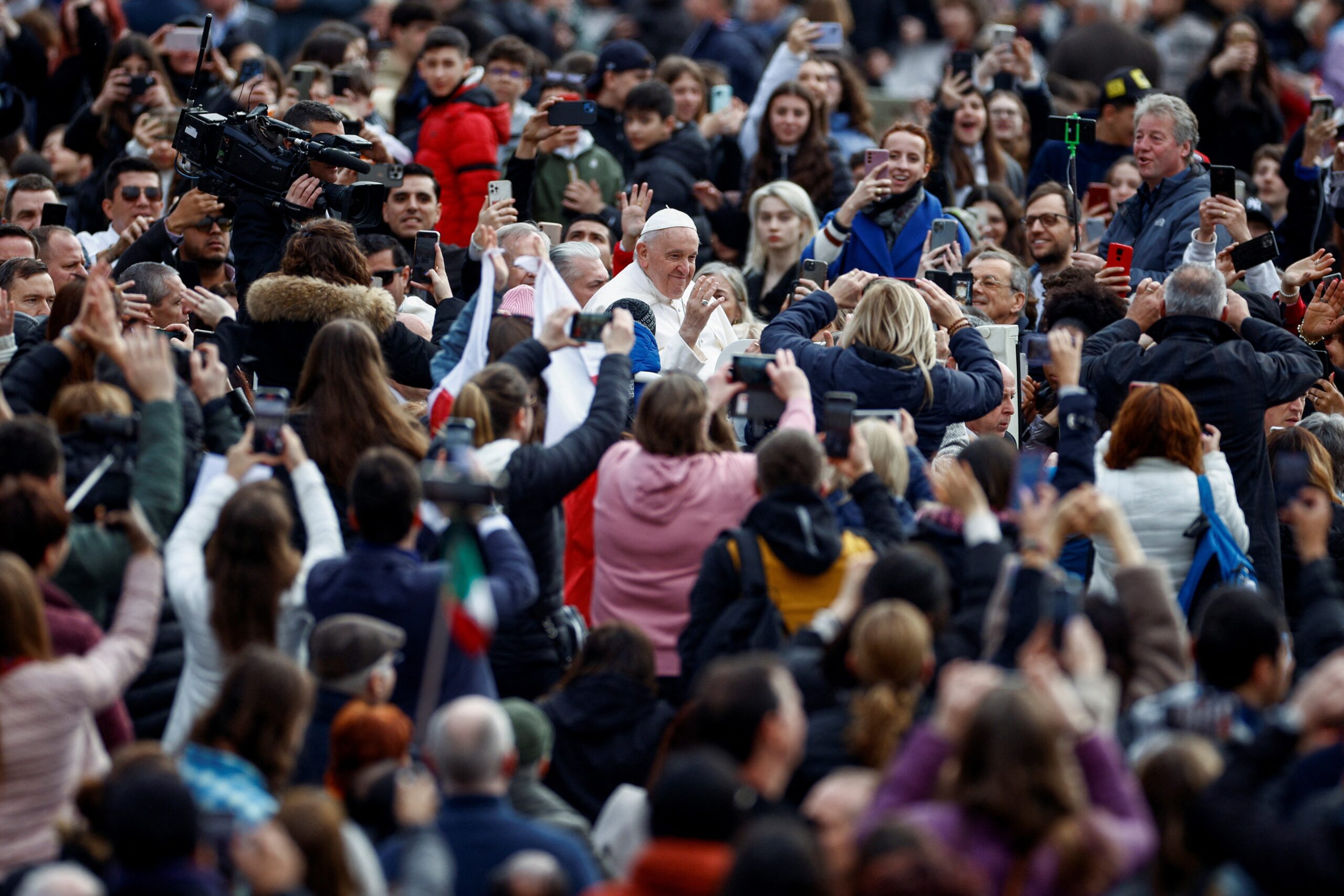 Papa defende igualdade para mulheres, mas descarta sacerdócio feminino