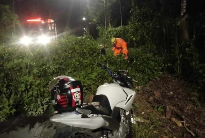 Queda de árvore fere motociclista na saída para a MG-280