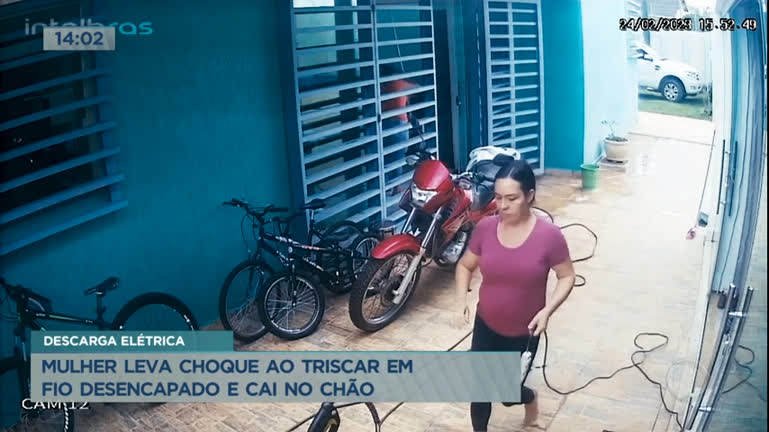 Mulher leva choque ao encostar em fio desencapado
